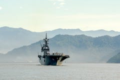JS Ise, разоритель вертолета Hyuga-класса силы самообороны Японии морской плавает в гавани Padang стоковые фото JS Ise, разоритель вертолета Hyuga-класса силы самообороны Японии морской плавает в гавани Padang стоковые фото
