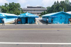 JSA dans DMZ, Corée - 8 septembre 2017 : 5 soldats de l'ONU et un soldat normal devant les bâtiments bleus au Coréen au nord-sud photographie stock libre de droits JSA dans DMZ, Corée - 8 septembre 2017 : 5 soldats de l'ONU et un soldat normal devant les bâtiments bleus au Coréen au nord-sud photographie stock libre de droits