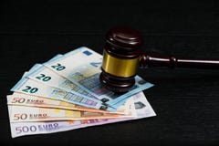 Judge& x27; martelletto di s sui precedenti di euro fatture immagine stock Judge& x27; martelletto di s sui precedenti di euro fatture immagine stock