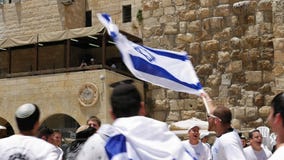Judíos que bailan en una ronda con la bandera en Jerusalén Judíos que bailan en una ronda con la bandera en Jerusalén