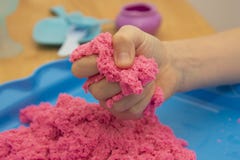 Juego creativo para los niños Educación y Parenting Niños que juegan con la arena rosada del kinetik imagen de archivo libre de regalías Juego creativo para los niños Educación y Parenting Niños que juegan con la arena rosada del kinetik imagen de archivo libre de regalías