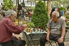 Juego de ajedrez en Bryant Park New York City fotografía de archivo libre de regalías Juego de ajedrez en Bryant Park New York City fotografía de archivo libre de regalías