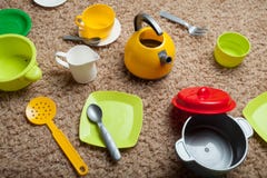 Juego de la cocina de los niños, caldera, tazas, placas, bifurcaciones, cucharas, cazo multicolor imágenes de archivo libres de regalías Juego de la cocina de los niños, caldera, tazas, placas, bifurcaciones, cucharas, cazo multicolor imágenes de archivo libres de regalías