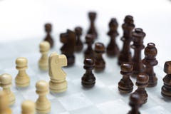 Juego de mesa del ajedrez, concepto competitivo del negocio, situaci?n dif?cil del encuentro, perdiendo y ganando foto de archivo libre de regalías Juego de mesa del ajedrez, concepto competitivo del negocio, situaci?n dif?cil del encuentro, perdiendo y ganando foto de archivo libre de regalías