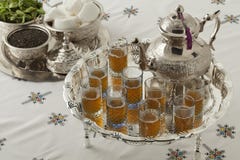 Juego de té de plata marroquí festivo tradicional Fotografía de archivo libre de regalías Juego de té de plata marroquí festivo tradicional Fotografía de archivo libre de regalías