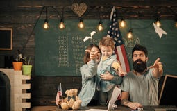 Juego del niño Familia americana en el escritorio con el hijo que hace los aviones de papel Enseñar en casa concepto Padres que e fotografía de archivo libre de regalías Juego del niño Familia americana en el escritorio con el hijo que hace los aviones de papel Enseñar en casa concepto Padres que e fotografía de archivo libre de regalías