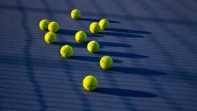 Juego del tenis Pelota de tenis en el campo de tenis fotos de archivo libres de regalías Juego del tenis Pelota de tenis en el campo de tenis fotos de archivo libres de regalías