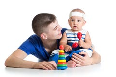 Juego feliz del bebé y del papá junto Imagenes de archivo Juego feliz del bebé y del papá junto Imagenes de archivo