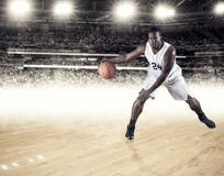 Jugador de básquet afroamericano atlético que gotea la bola fotos de archivo libres de regalías Jugador de básquet afroamericano atlético que gotea la bola fotos de archivo libres de regalías