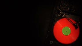 Jugador de disco de vinilo Juega la canción de una vieja opinión superior de la placa giratoria 4k almacen de video Jugador de disco de vinilo Juega la canción de una vieja opinión superior de la placa giratoria 4k almacen de video