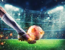 Jugador de fútbol con el soccerball en el fuego en el estadio durante el partido fotografía de archivo Jugador de fútbol con el soccerball en el fuego en el estadio durante el partido fotografía de archivo