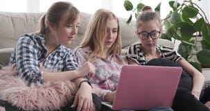 Jugendlich Mädchen, die Medieninhalt auf Laptop aufpassen stock footage Jugendlich Mädchen, die Medieninhalt auf Laptop aufpassen stock footage