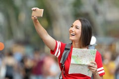 Jugendlich touristisches nehmendes selfie in der Straße lizenzfreies stockbild Jugendlich touristisches nehmendes selfie in der Straße lizenzfreies stockbild