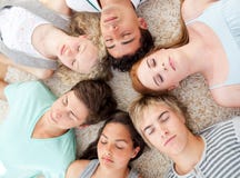 Jugendliche mit ihren Köpfen, die zusammen auf Th schlafen Lizenzfreies Stockfoto Jugendliche mit ihren Köpfen, die zusammen auf Th schlafen Lizenzfreies Stockfoto