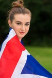 Jugendliche-weibliche junge Frau eingewickelt im Verband Jack Flag stockbild Jugendliche-weibliche junge Frau eingewickelt im Verband Jack Flag stockbild
