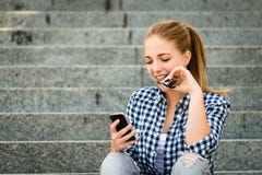 Jugendlicher, der das chcolate schaut im Telefon isst Stockbilder Jugendlicher, der das chcolate schaut im Telefon isst Stockbilder
