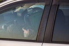 Jugendlicher, der intelligentes Telefon beim Sitzen im Auto überprüft stockfotos Jugendlicher, der intelligentes Telefon beim Sitzen im Auto überprüft stockfotos