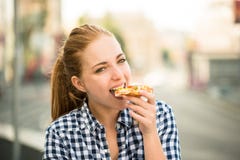 Jugendlicher, der Pizza in der Straße isst Stockfoto Jugendlicher, der Pizza in der Straße isst Stockfoto