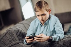 Jugendlicher Junge, der unangenehm über Spielergebnis entsetzt wird lizenzfreie stockfotografie Jugendlicher Junge, der unangenehm über Spielergebnis entsetzt wird lizenzfreie stockfotografie