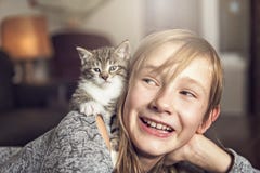 Jugendliches Mädchen von 10 Jahren alt mit ihrem Katzenhaustier auf dem Sofa stockfoto Jugendliches Mädchen von 10 Jahren alt mit ihrem Katzenhaustier auf dem Sofa stockfoto