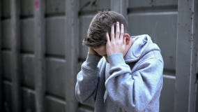 Jugendlichjungen-Leidenmigräne, starke Schmerz, Gesundheitsprobleme, betont Leben stockbild Jugendlichjungen-Leidenmigräne, starke Schmerz, Gesundheitsprobleme, betont Leben stockbild