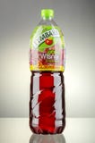 Jugo de fruta de Tymbark aislado en fondo de la pendiente Fotografía de archivo Jugo de fruta de Tymbark aislado en fondo de la pendiente Fotografía de archivo