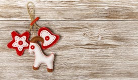 Juguete de la ejecución de la decoración de la Navidad, fondo de madera del Grunge Imágenes de archivo libres de regalías Juguete de la ejecución de la decoración de la Navidad, fondo de madera del Grunge Imágenes de archivo libres de regalías