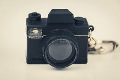Juguete miniatura de la cámara de la foto, concepto de la fotografía, filtro del vintage Imágenes de archivo libres de regalías Juguete miniatura de la cámara de la foto, concepto de la fotografía, filtro del vintage Imágenes de archivo libres de regalías