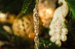 Juguetes brillantes de la Navidad en el árbol de navidad foto de archivo libre de regalías Juguetes brillantes de la Navidad en el árbol de navidad foto de archivo libre de regalías