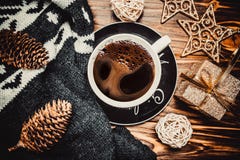 Juguetes de las cualidades de la Navidad y del Año Nuevo en un fondo de madera imagenes de archivo Juguetes de las cualidades de la Navidad y del Año Nuevo en un fondo de madera imagenes de archivo