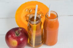Juice Apple Juice-pompoen Vers sap Natuurlijk sap Apple-pompoen stock afbeeldingen Juice Apple Juice-pompoen Vers sap Natuurlijk sap Apple-pompoen stock afbeeldingen