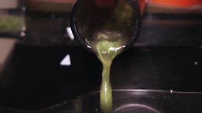 Juice Raw Food di verdure Preparazione del succo fresco del sedano in spremitoio che estrae polpa La pianta antiossidante del veg video d archivio Juice Raw Food di verdure Preparazione del succo fresco del sedano in spremitoio che estrae polpa La pianta antiossidante del veg video d archivio