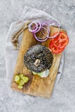 Juicy διπλό μαύρο Burger σε έναν ξύλινο τεμαχίζοντας πίνακα τοπ άποψη, γκρίζ στοκ φωτογραφίες με δικαίωμα ελεύθερης χρήσης Juicy διπλό μαύρο Burger σε έναν ξύλινο τεμαχίζοντας πίνακα τοπ άποψη, γκρίζ στοκ φωτογραφίες με δικαίωμα ελεύθερης χρήσης