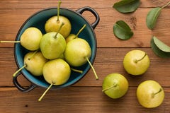 Juicy φρέσκα αχλάδια σε ένα πιάτο που στέκεται σε ένα ξύλινο υπόβαθρο στοκ εικόνες με δικαίωμα ελεύθερης χρήσης Juicy φρέσκα αχλάδια σε ένα πιάτο που στέκεται σε ένα ξύλινο υπόβαθρο στοκ εικόνες με δικαίωμα ελεύθερης χρήσης