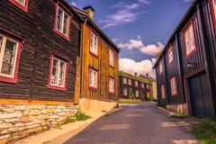 27 juillet 2015 : Maisons d'exploitation dans Roros, Norvège Image stock