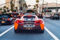 8 juin 2018 Los Angeles/CA/Etats-Unis - vue arrière de la conduite de sport de McLaren 570S sur la rue de Los Angeles photo stock 8 juin 2018 Los Angeles/CA/Etats-Unis - vue arrière de la conduite de sport de McLaren 570S sur la rue de Los Angeles photo stock