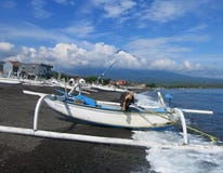Jukung, de traditionele vissersboot van Indonesische vissers stock fotografie Jukung, de traditionele vissersboot van Indonesische vissers stock fotografie