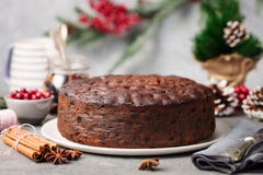 Jul bär frukt kakan, pudding på den vita plattan kopiera avstånd close upp arkivbilder Jul bär frukt kakan, pudding på den vita plattan kopiera avstånd close upp arkivbilder