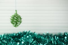 Jul fotografi sombilden av hängande gräsplan för xmas-garnering blänker, sörjer kottesnöstruntsaken med glitter- och vitträbakgru fotografering för bildbyråer Jul fotografi sombilden av hängande gräsplan för xmas-garnering blänker, sörjer kottesnöstruntsaken med glitter- och vitträbakgru fotografering för bildbyråer