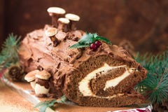 Jul för chokladyulejournal bakar ihop med den röda vinbäret på träbakgrund Journal för julchokladyule med dekoren av den kulöra c royaltyfri bild Jul för chokladyulejournal bakar ihop med den röda vinbäret på träbakgrund Journal för julchokladyule med dekoren av den kulöra c royaltyfri bild