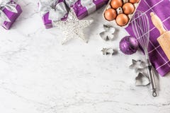 Jul som bakar purpurfärgade gåvagarneringägg och kökredskapet på marmortabellen arkivbilder Jul som bakar purpurfärgade gåvagarneringägg och kökredskapet på marmortabellen arkivbilder