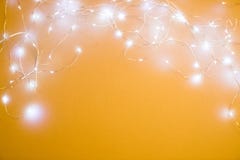 Jul tänder gul bakgrund fotografering för bildbyråer Jul tänder gul bakgrund fotografering för bildbyråer