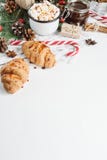 Jul varm choklad eller kakao med marshmallowen, kakor på vit bakgrund med julgarneringar Lekmanna- lägenhet royaltyfri foto Jul varm choklad eller kakao med marshmallowen, kakor på vit bakgrund med julgarneringar Lekmanna- lägenhet royaltyfri foto
