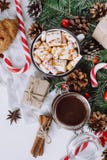 Jul varm choklad eller kakao med marshmallowen, kakor på vit bakgrund med julgarneringar Lekmanna- lägenhet royaltyfria bilder Jul varm choklad eller kakao med marshmallowen, kakor på vit bakgrund med julgarneringar Lekmanna- lägenhet royaltyfria bilder