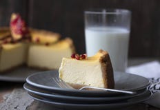 Julapelsinostkaka Recept för kaka för vinter för festlig julostkaka traditionellt Ostkaka i hand av arkivfoton Julapelsinostkaka Recept för kaka för vinter för festlig julostkaka traditionellt Ostkaka i hand av arkivfoton