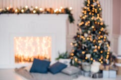 Julbakgrund med det upplysta granträdet och spis på huset arkivbild Julbakgrund med det upplysta granträdet och spis på huset arkivbild