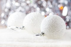 Julbakgrund med silverjulprydnader, mjuk fokus arkivfoto Julbakgrund med silverjulprydnader, mjuk fokus arkivfoto
