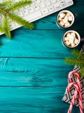 Julbakgrund med tangentbordet för varm choklad Royaltyfri Bild Julbakgrund med tangentbordet för varm choklad Royaltyfri Bild