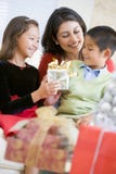 julfamiljgåvor henne holdingmoder arkivbild julfamiljgåvor henne holdingmoder arkivbild