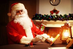Julfilial och klockor Santa Claus gör upp leksaken, slut Julpynt på trätabellen arkivbilder Julfilial och klockor Santa Claus gör upp leksaken, slut Julpynt på trätabellen arkivbilder